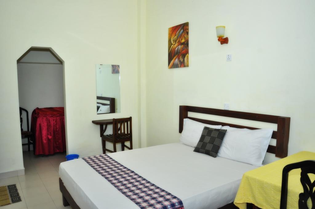 Blumarine Guest House Negombo Værelse billede