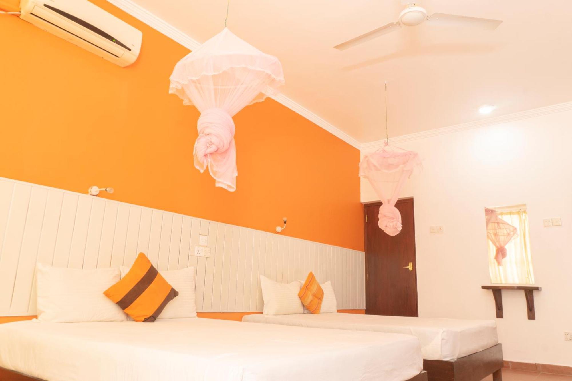 Blumarine Guest House Negombo Værelse billede